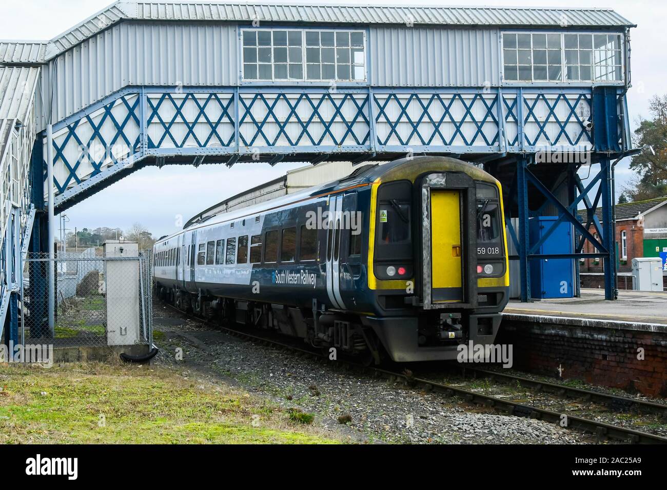 Yeovil Junction, Somerset, UK. 30. November 2019. Ansicht der South Western Railway Zug in Yeovil Junction Station in Somerset vor dem geplanten Streik der RMT-Union, die sich auf Montag, den 2. Dezember beginnt und für die letzten 27 Tage. Foto: Graham Jagd-/Alamy leben Nachrichten Stockfoto