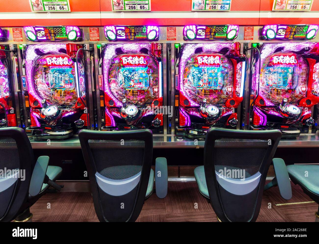 Tokyo, Japan - 12 Okt 2018: Eine Reihe von Pachinko Slot Maschinen innerhalb einer Pachinko Salon in Tokio, Japan. Stockfoto