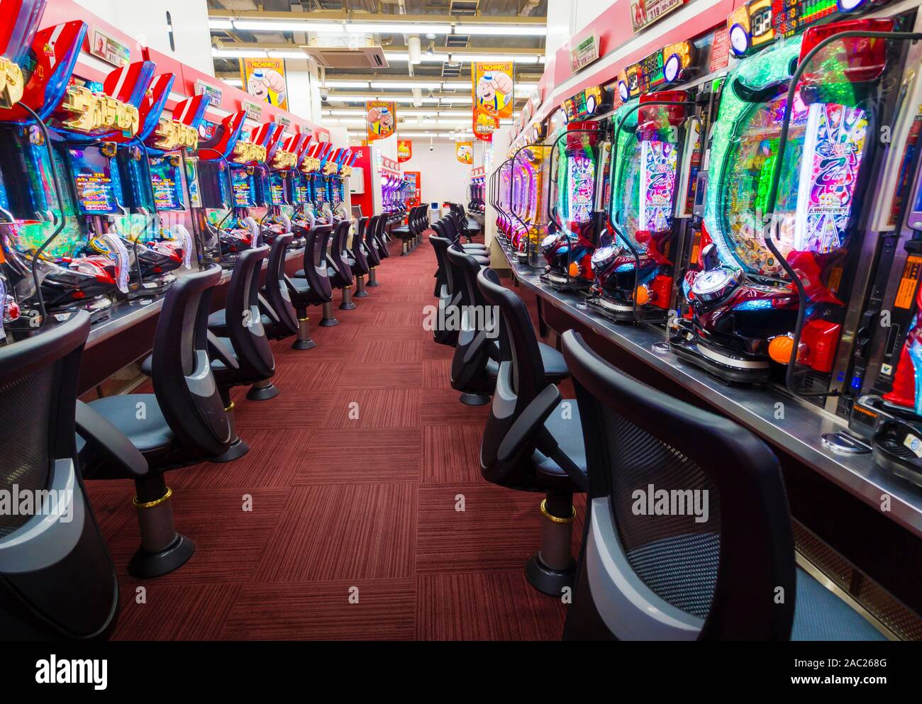 Tokyo, Japan - 12 Okt 2018: Eine Reihe von Pachinko Slot Maschinen innerhalb einer Pachinko Salon in Tokio, Japan. Stockfoto