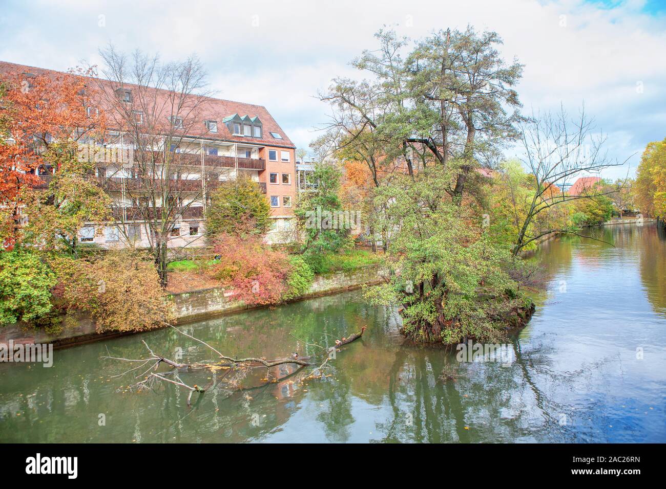 Wunderschöne Herbstlandschaft mit Insel auf der Pegnitz Stockfoto