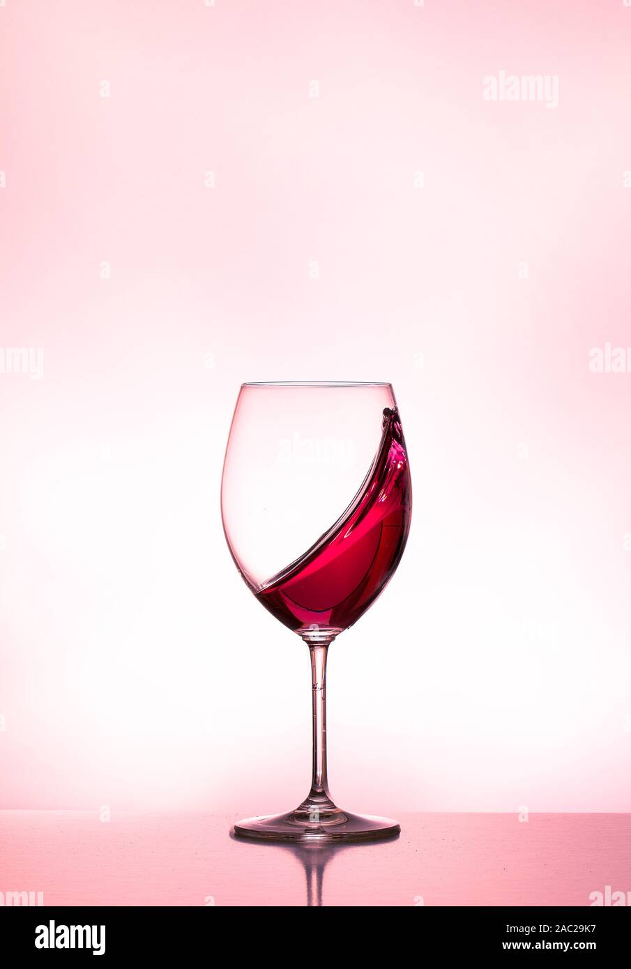 Glas Rotwein - das Glas halb voll - das Glas ist halb leer Stockfoto