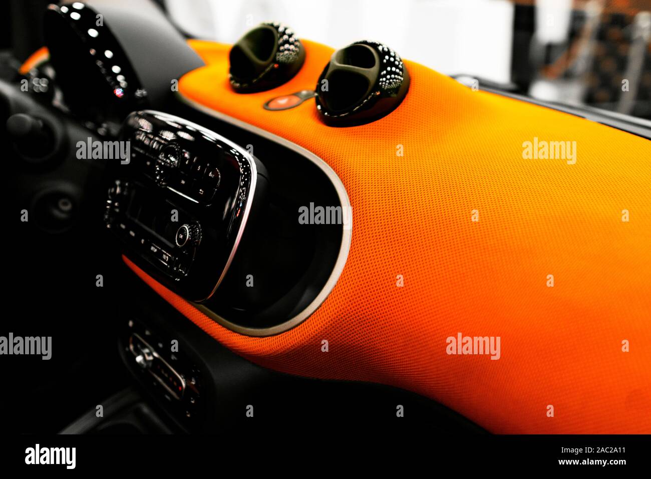 Moderne Innenraum. Teil aus Leder Autositz details mit Ziernähten. Interieur mit Dashboard. Orange perforiertem Leder. Von Autoteilen. Im Auto Stockfoto