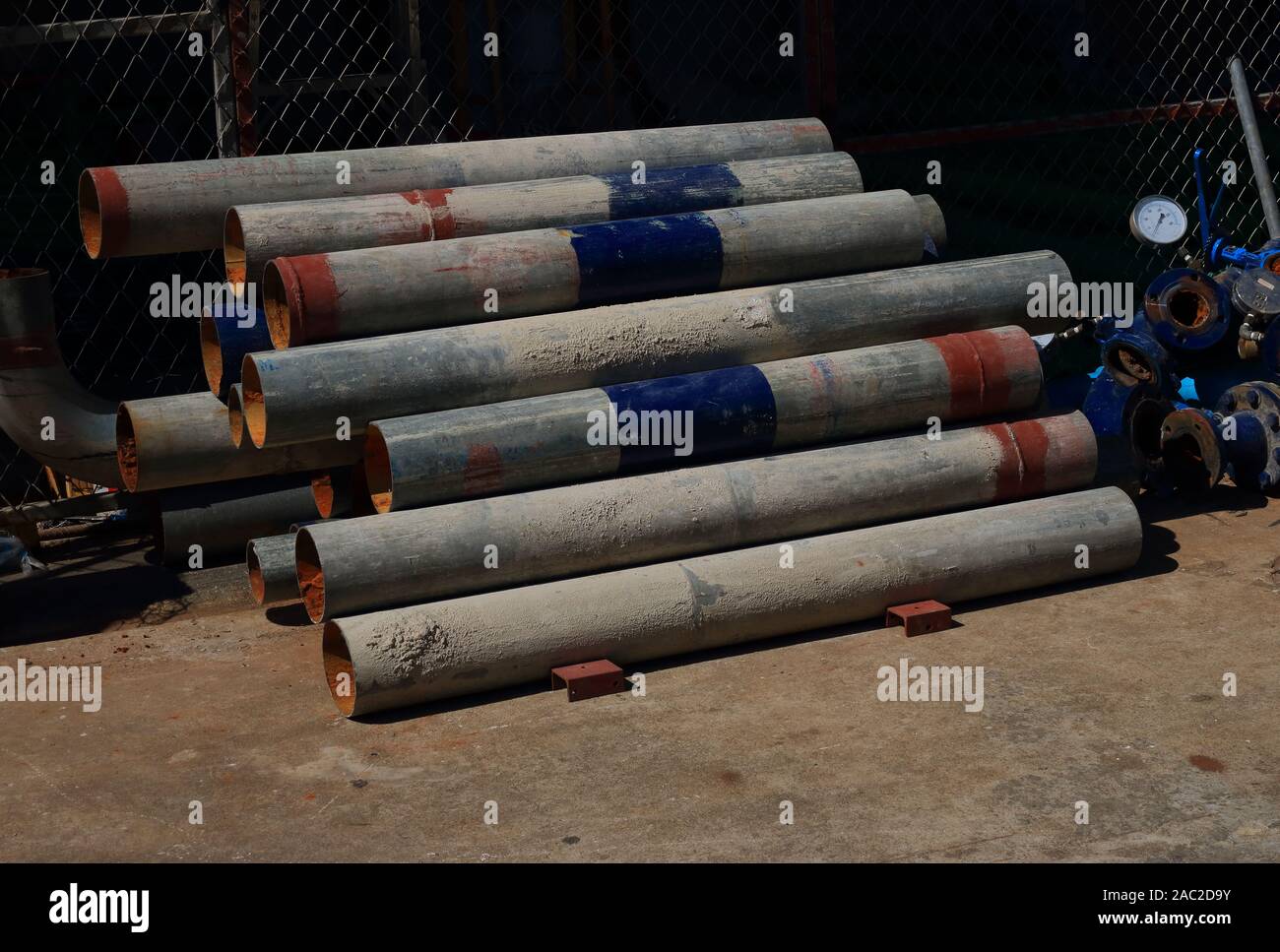 Closeup Stapel von alten, verlassenen großen Wasserleitungen entfernt am Straßenrand vor Lager geworfen, Sie können durch Recycling wieder verwendbar Stockfoto