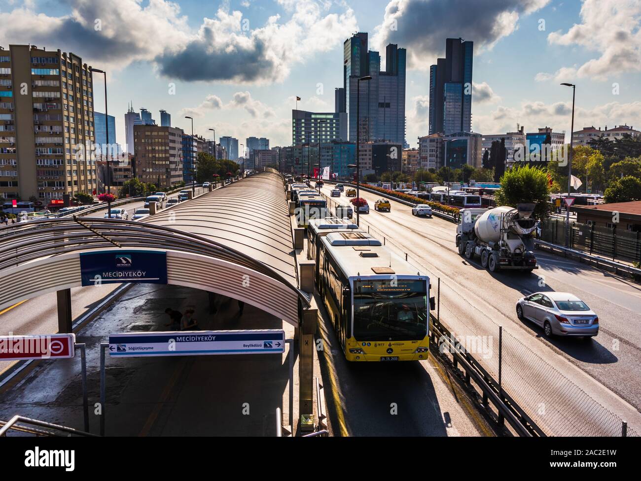 3. September 2019; Blick von einem hohen Winkel auf mecidiyekoy Metro Bus Station mit der Wolkenkratzer im Hintergrund in einer bewölkt sonniger Tag, Istanbul Turke Stockfoto