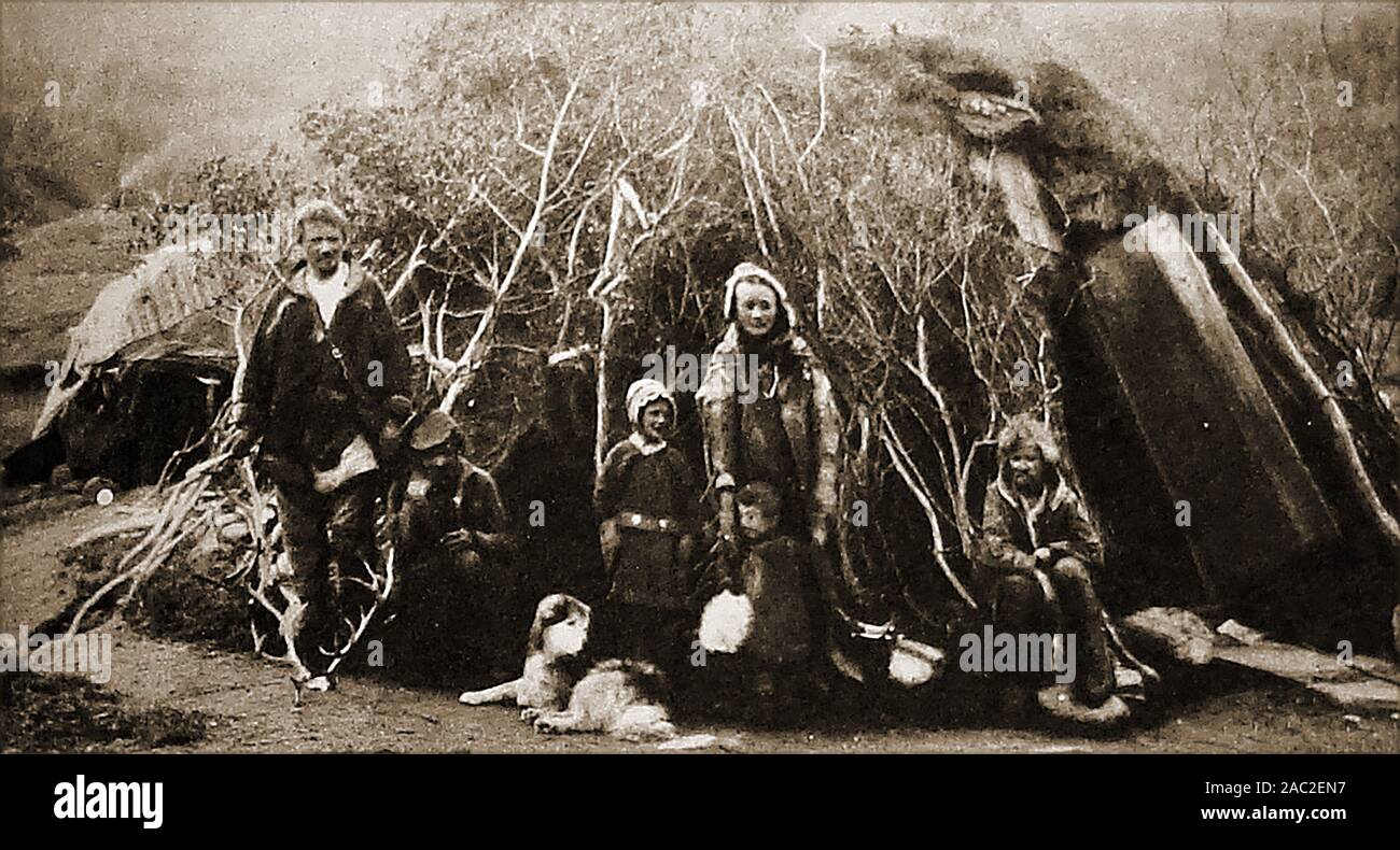 Eine historische 1930 Foto: Lappland Rentiere Hirten Familie außerhalb ihres Heimatlandes. Lappland oder "Sápmi" ist eigentlich ein ethno-kulturelle Region erstreckt sich über den nördlichen Teilen von Schweden, Finnland, Norwegen und Russland. Rentierzucht ist auch in Grönland, Alaska (USA), der Mongolei, China, Kanada und sogar Schottland. Stockfoto