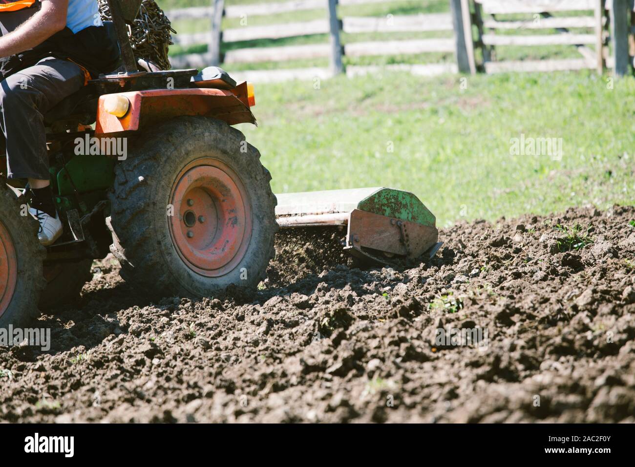 Der Traktor Papierkorb der Erde und bereitet sie für den Frühling aussäen  Stockfotografie - Alamy