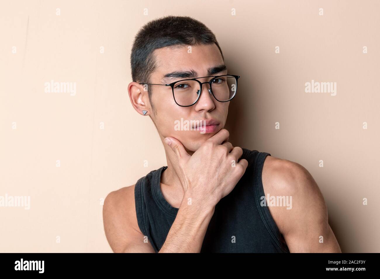 Junge ernster Mann an der Kamera auf der Suche Stockfoto