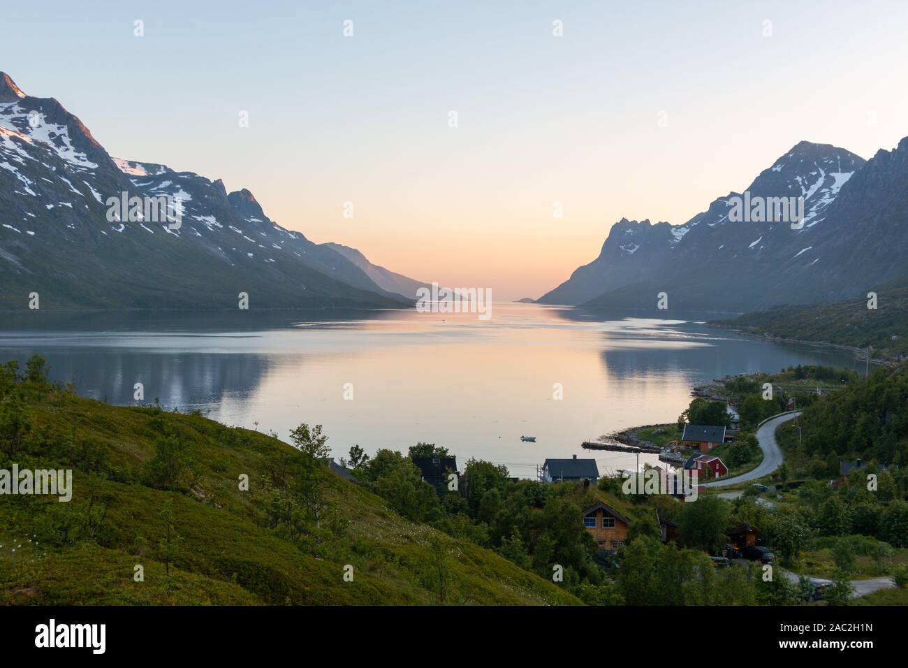 Ersfjordbotn, Troms, Norwegen fotografiert in einer Sommernacht. Stockfoto