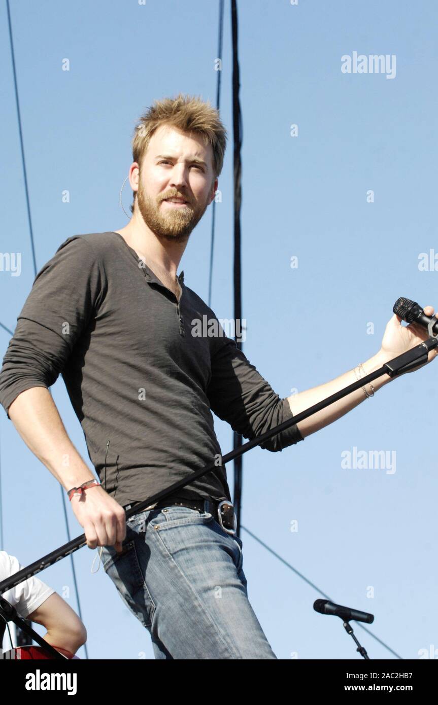 Charles Kelley von Lady Antebellum führt auf dem Stagecoach Festival 2009 in Indio. Stockfoto