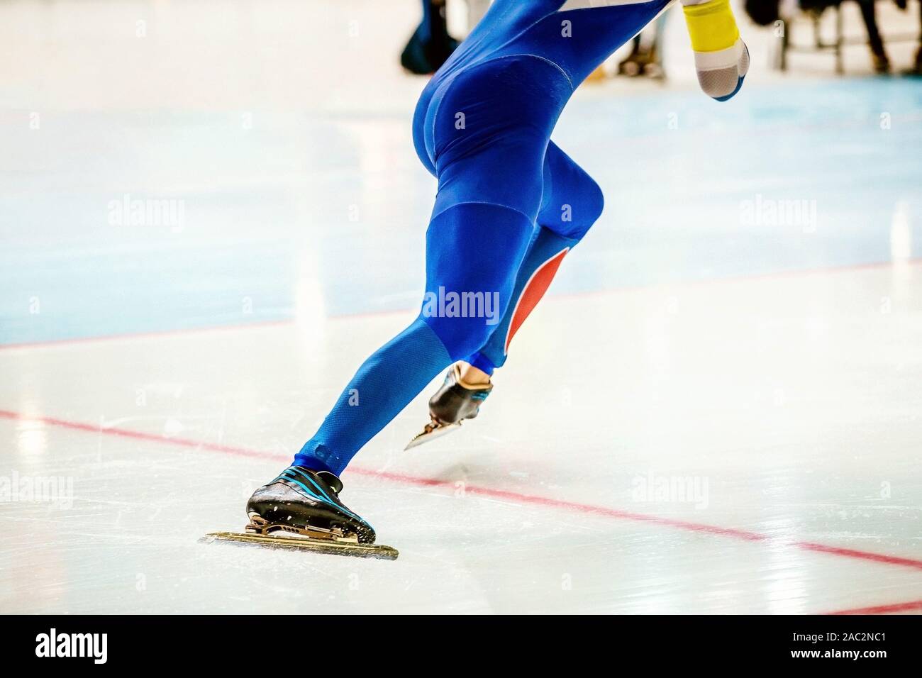 Start männlichen Athleten Skater auf eisschnelllauf Wettbewerb Stockfoto