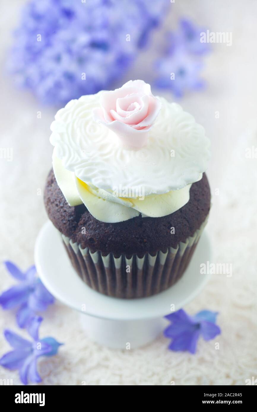 Zierliche Cupcake mit rosa Rose Stockfoto