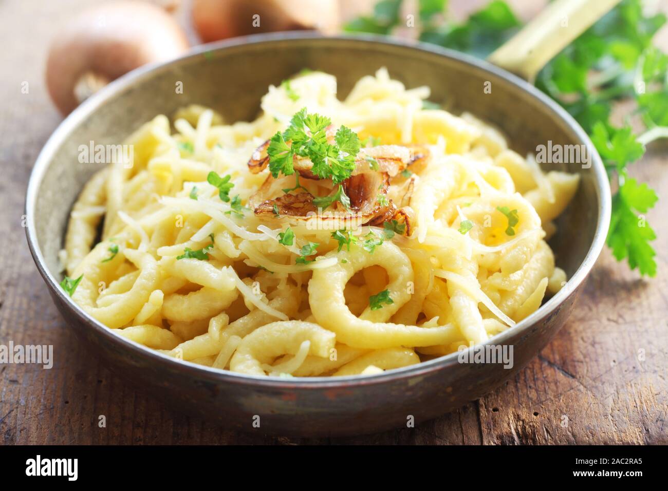 Schwäbische Spätzle serviert In einem Kupfer Pfanne Stockfoto