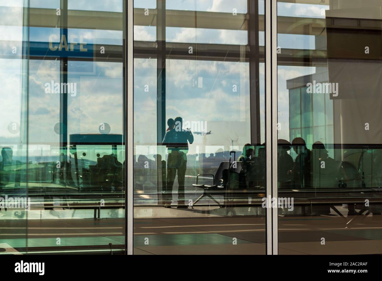 7. September 2019; Passagiere, die für die Aufbringung in einer Lounge der Neuen Internationalen Flughafen, Istanbul, Türkei. Stockfoto