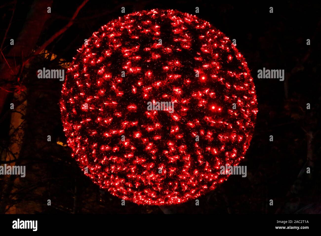 Molton Street für Weihnachten blinkenden Lichtern dekoriert. Neues Jahr string Reis Glühlampen Simulation Form von roter Farbe dekorative Kugel. Ornamente. Stockfoto