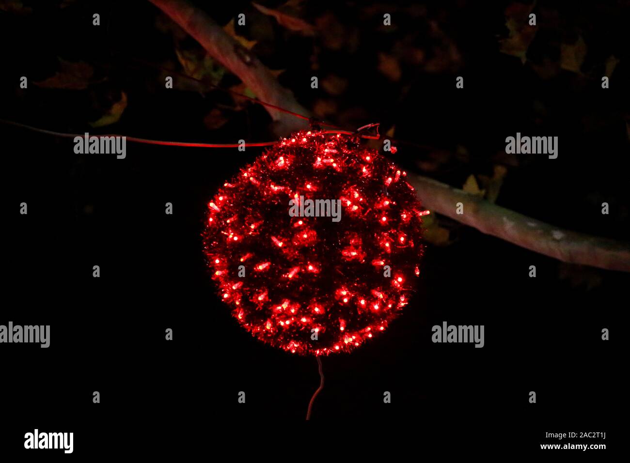 Molton Street für Weihnachten blinkenden Lichtern dekoriert. Neues Jahr string Reis Glühlampen Simulation Form von roter Farbe dekorative Kugel. Ornamente. Stockfoto