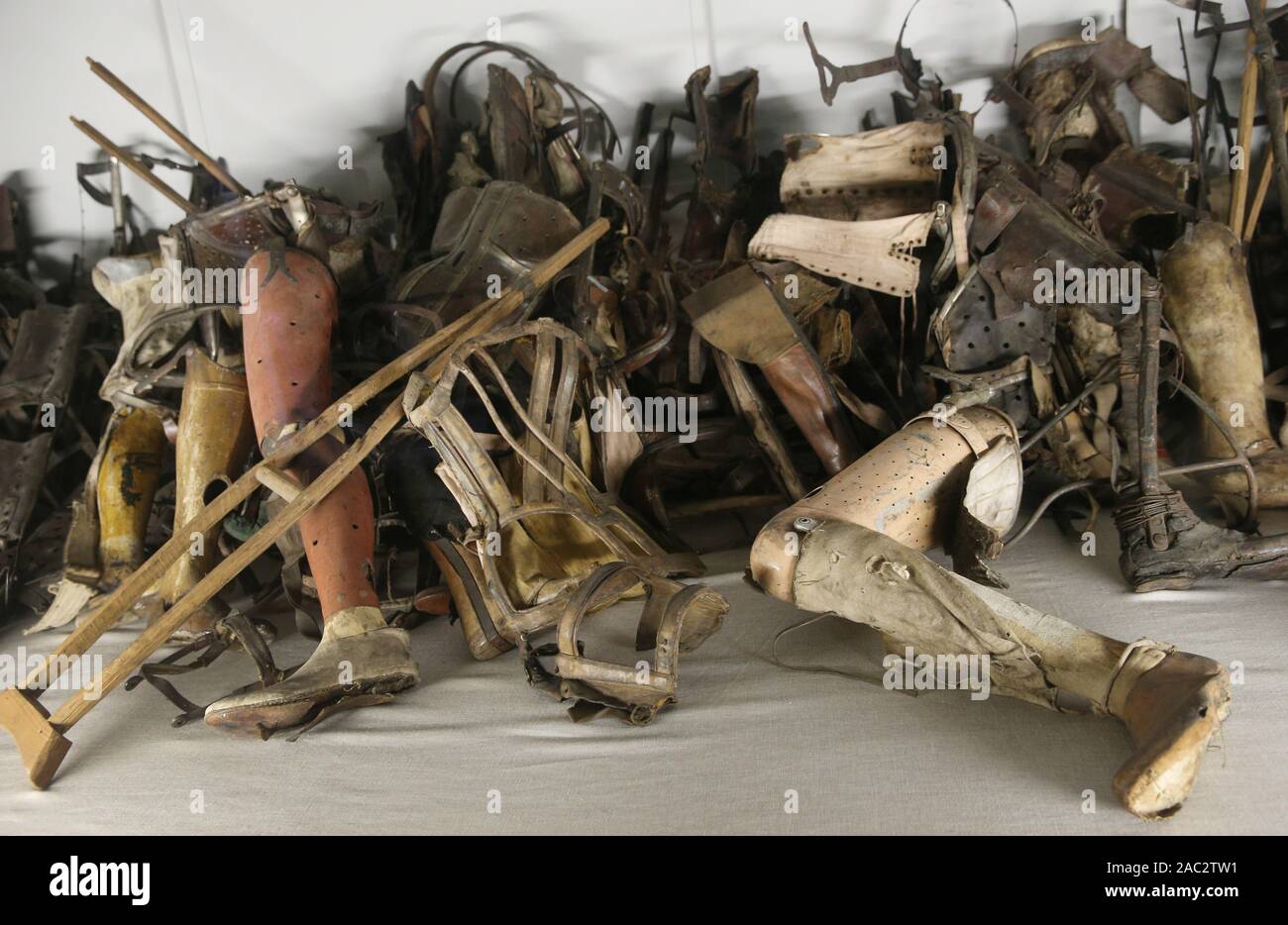 Oswiecim, Polen. 30 Nov, 2019. Eine Extremität Prothesen in das Museum in Auschwitz I camp. In zwei Monaten den 75. Jahrestag der Befreiung von Auschwitz. Die größte deutsche Nazi Konzentrations- und Vernichtungslager KL Auschwitz-Birkenau von der Roten Armee am 27. Januar 1945 befreit. Credit: Damian Klamka/ZUMA Draht/Alamy leben Nachrichten Stockfoto