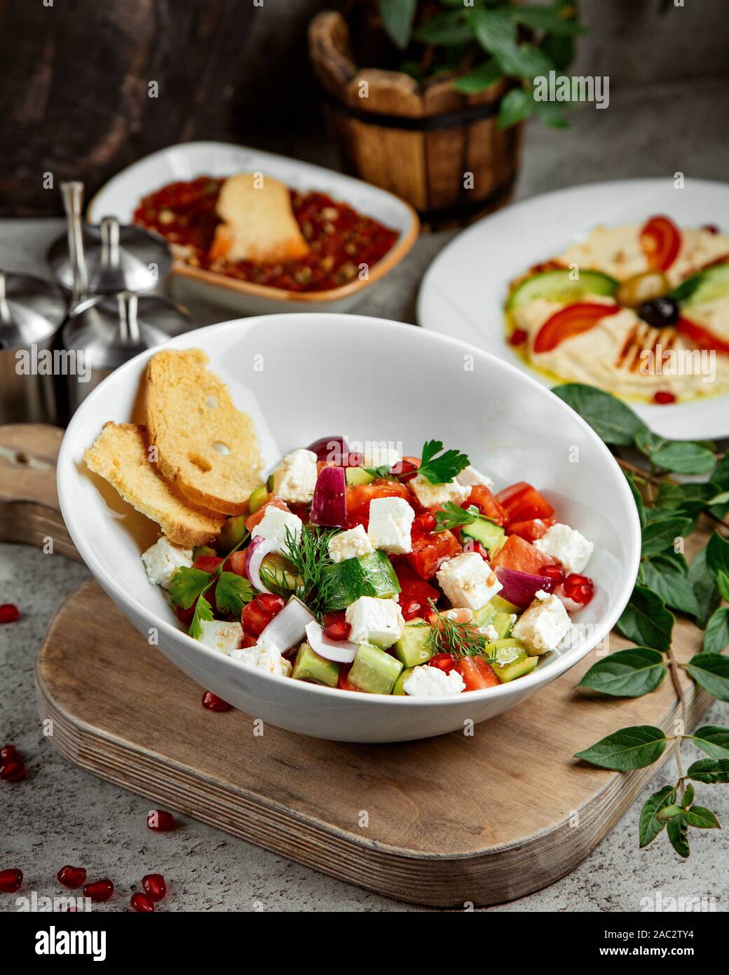 Hirte Salat überbacken mit Käse und Granatapfel Stockfoto