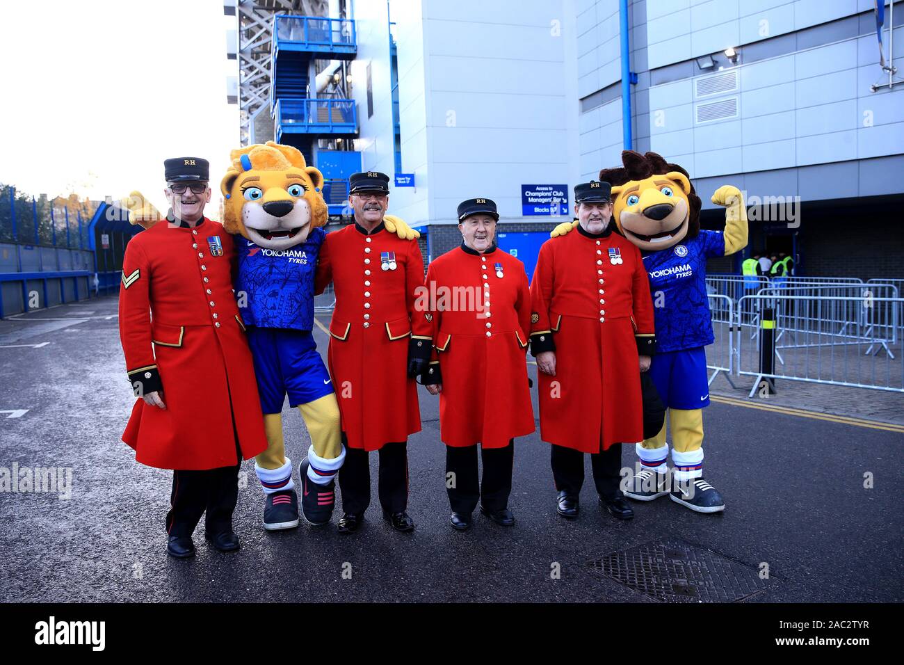 Chelsea Rentner mit Chelsea Maskottchen Stamford der Löwe (rechts) und Bridget der Löwe (Zweite links) vor dem Spiel in der Premier League an der Stamford Bridge, London. Stockfoto