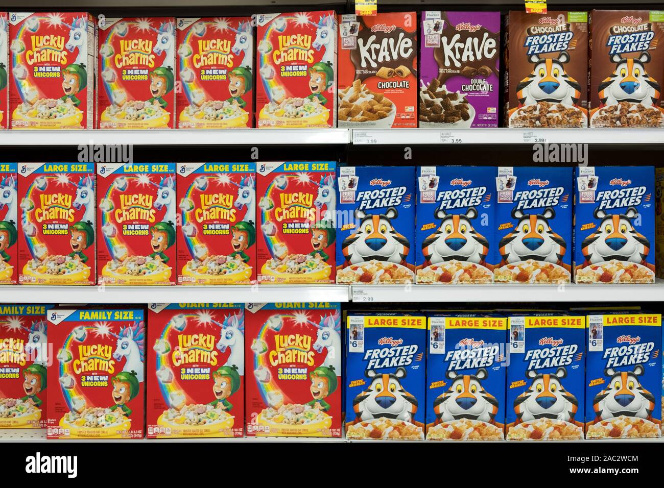 Lebensmittelgeschäft Regal mit Boxen von verschiedene Marken von  Frühstückszerealien Stockfotografie - Alamy