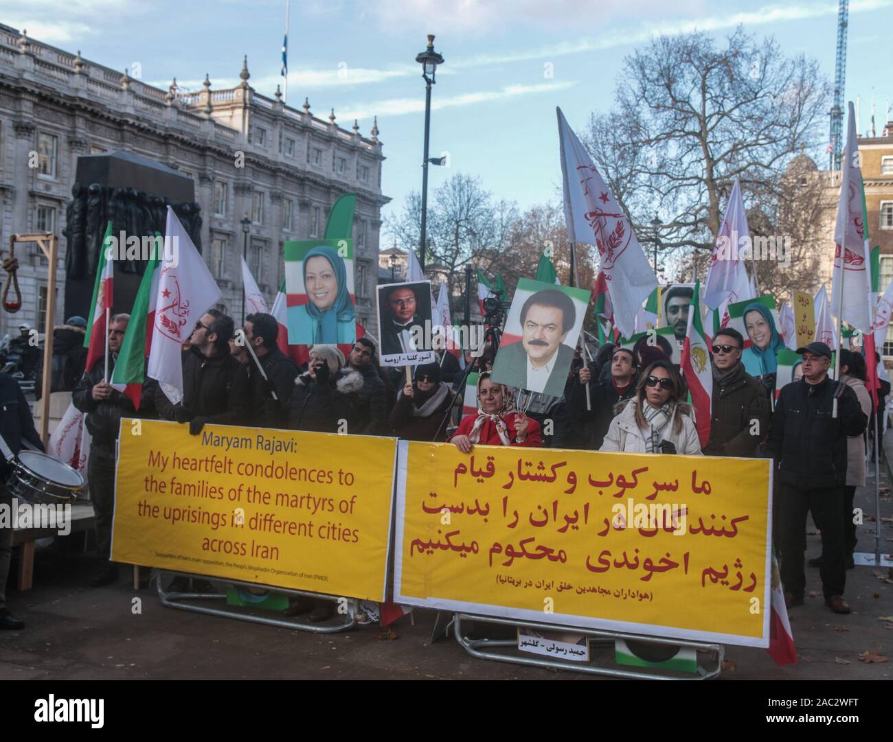 London, Großbritannien. 30 Nov, 2019. Die Anglo-iranischen Gemeinschaften in Großbritannien und Unterstützer des Nationalen Widerstandsrats Iran (NWRI) eine Kundgebung abhielten gegenüber Downing Street zur Unterstützung der laufenden Proteste im Iran, die in einen Aufstand gegen das klerikale Regime gedreht haben. Über 450. Die Demonstranten getötet und 4000 verletzt, wenn der FTP- und Sicherheitskräfte das Feuer auf sie eröffnet. Mehr als 10.000 verhaftet wurde, Poster mit Fotos von Getöteten und weitere Kennzeichnungen auf der heutigen Kundgebung. Paul Quezada-Neiman/Alamy Live News Credit: Paul Quezada-Neiman/Alamy leben Nachrichten Stockfoto