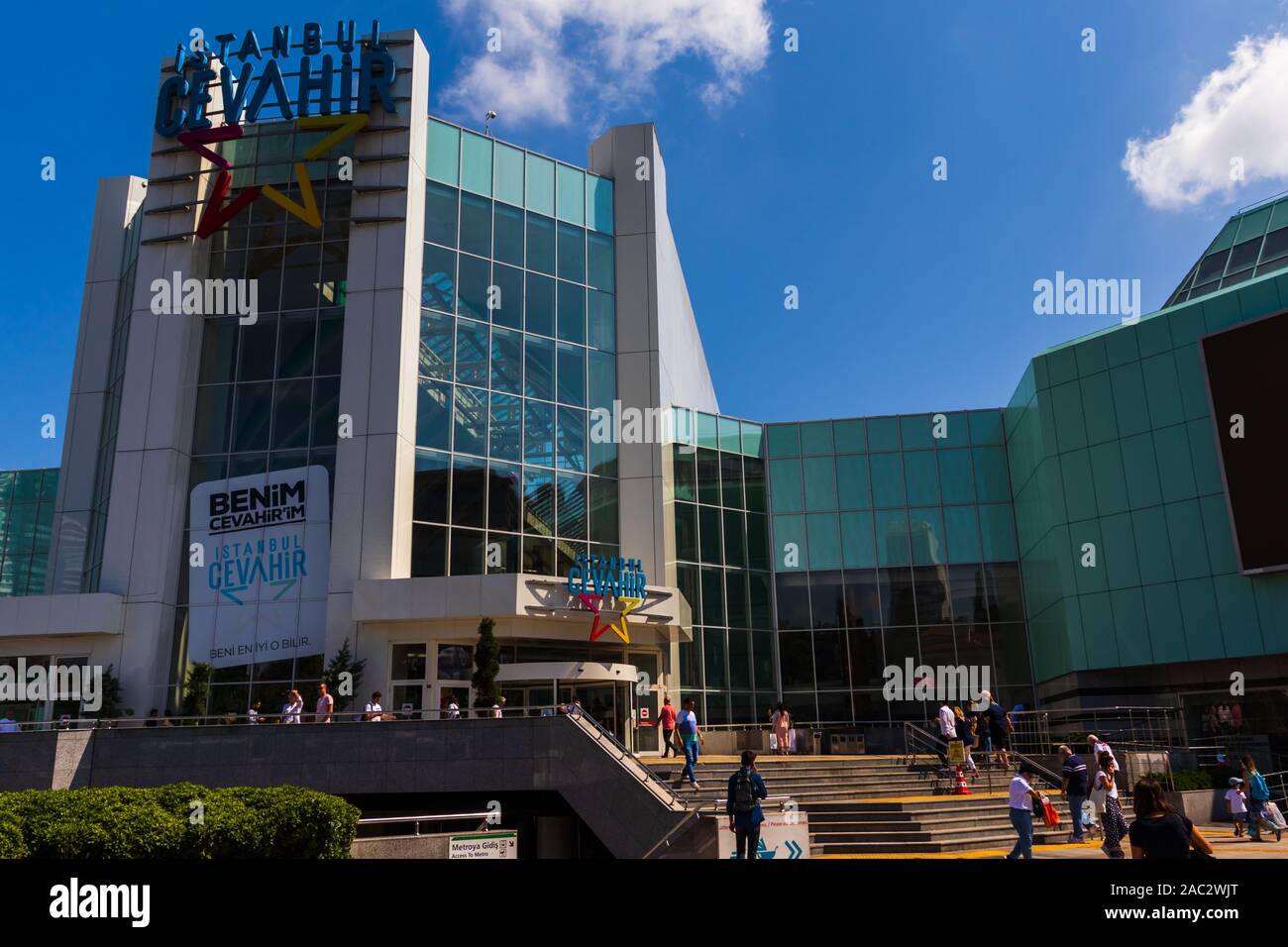 27. August 2019, Istanbul, Türkei; Haupteingang zum Einkaufszentrum Cevahir an einem hellen Tag Stockfoto