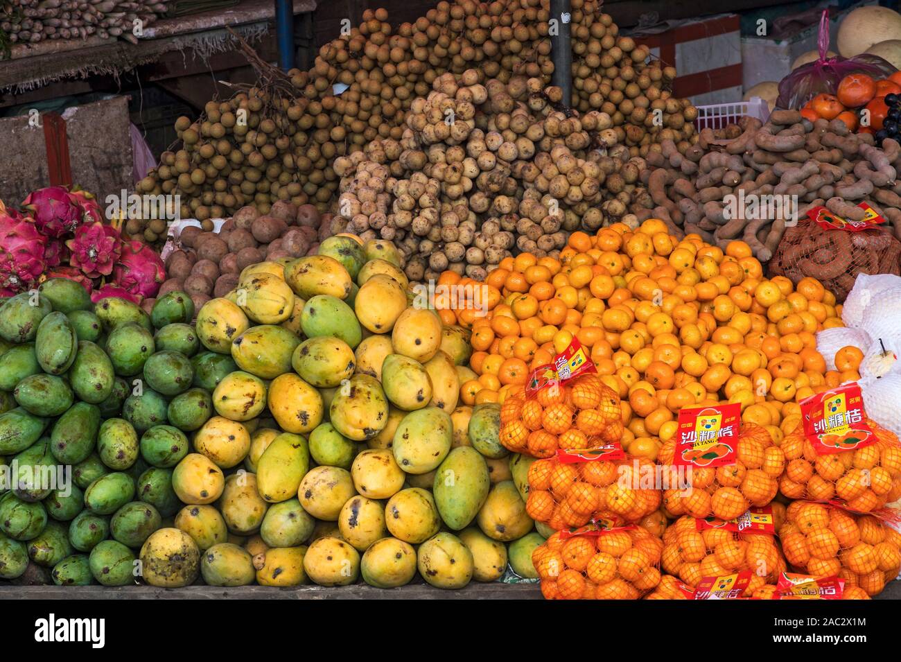 Bunte Markt stand mit tropischen Früchten, Phosi Markt, Luang Prabang, Laos Stockfoto