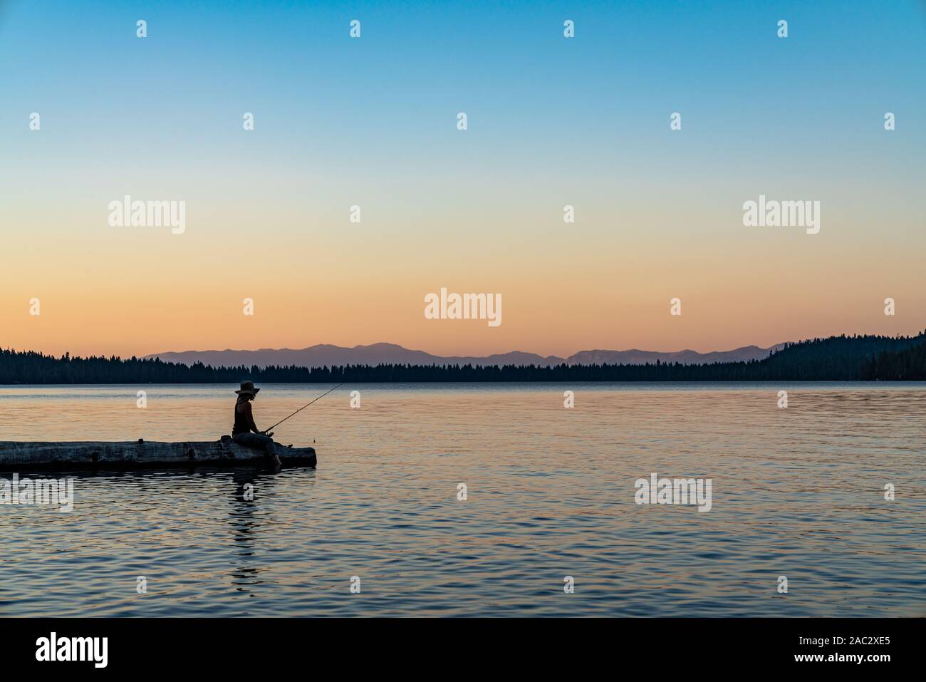 Eine Frau Fischen bei Sonnenuntergang am Lake Tahoe, Nevada Stockfoto