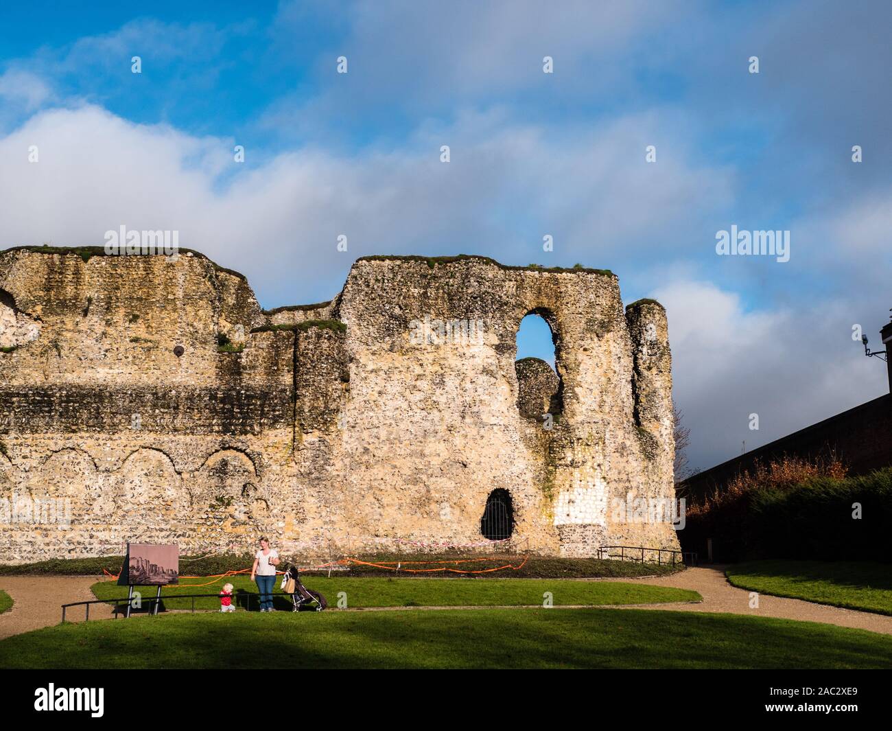 Mutter und Kind, Lesen, Ruinen der Abtei, Reading, Berkshire, England, UK, GB. Stockfoto