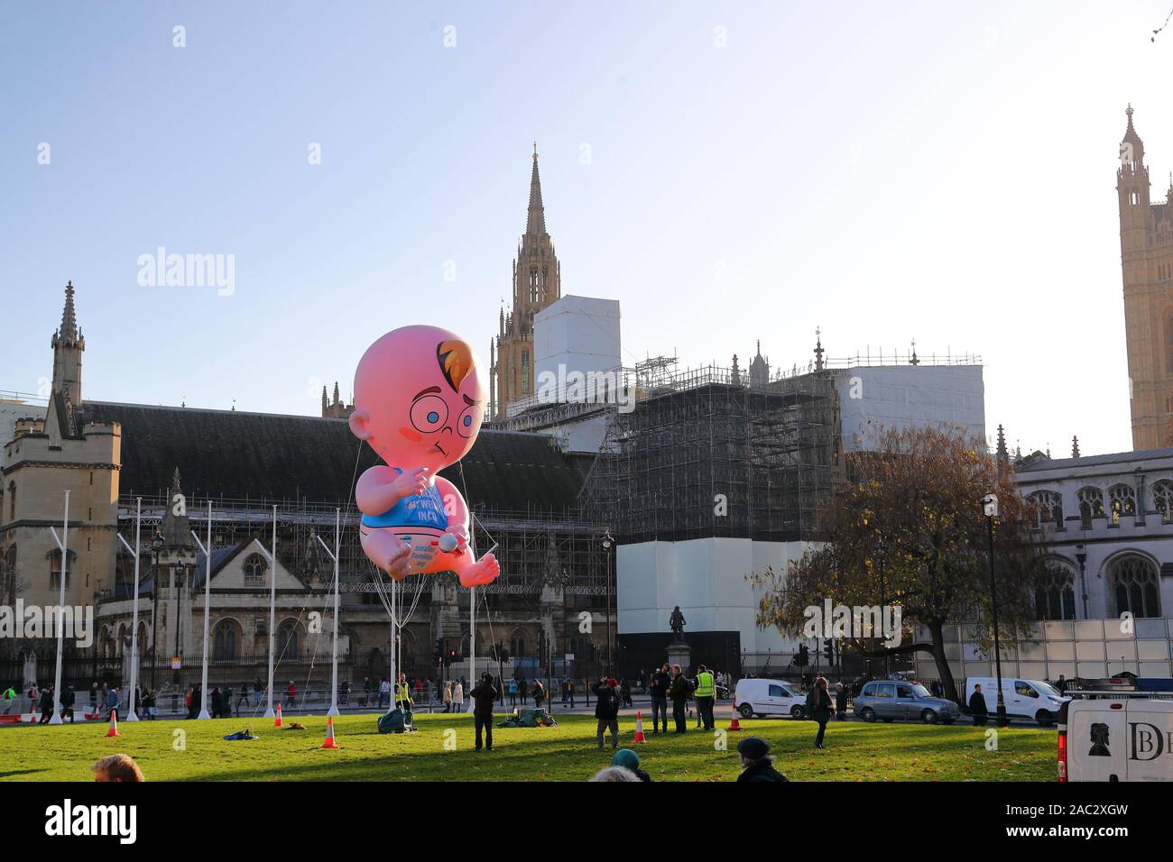 Aktivisten der Bevölkerung Fragen startete ein Baby blimp in Parliament Square für Familienplanung, London, UK Stockfoto