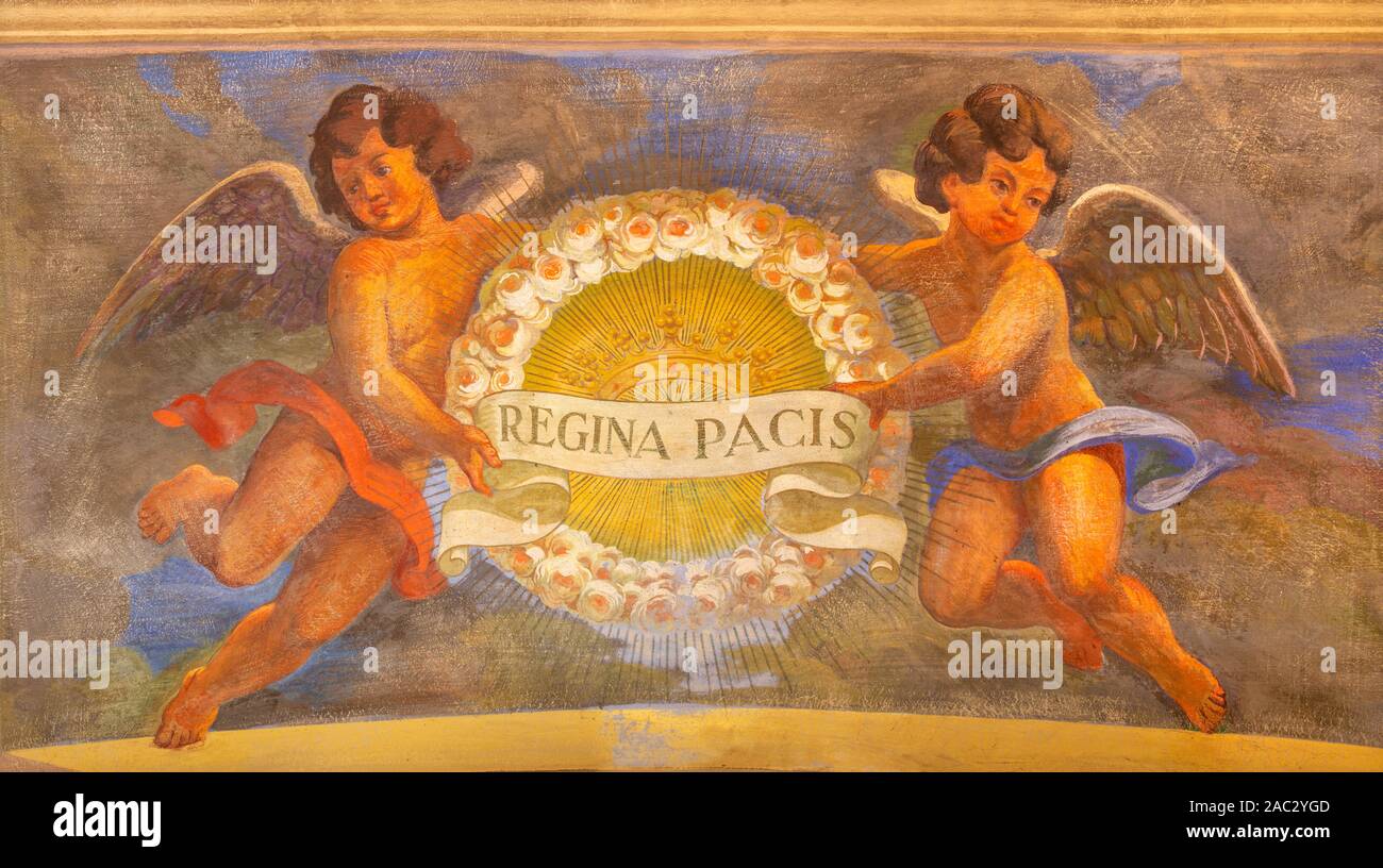 REGGIO EMILIA, Italien - 13 April, 2018: Das Fresko der Engel mit dem mariologischen Inschrift (Königin des Friedens) Stockfoto