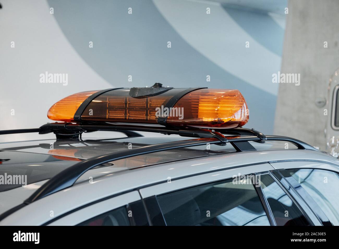 7 8 Foto Orange Scheuklappen An Glanzend Weisses Auto Stehend Innen Auf Einem Blauen Und Weissen Hintergrund Stockfotografie Alamy
