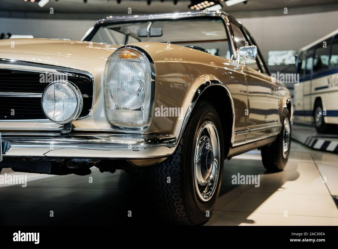 Foto von Braun vintage poliert und glänzendes Auto geparkt in Innenräumen Stockfoto