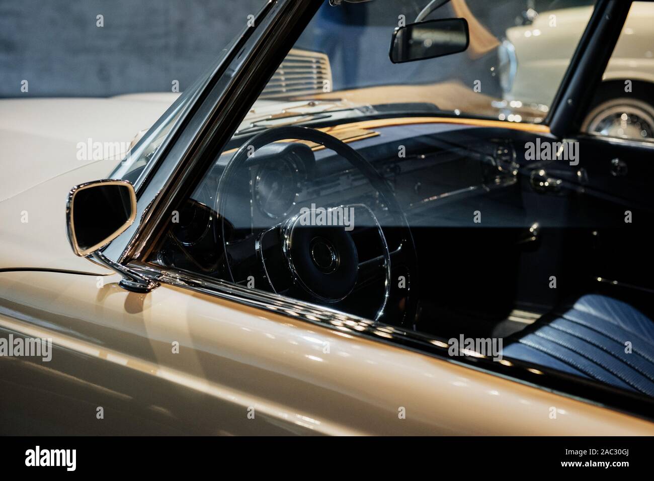 Durch das Glas von Braun Oldtimer. Sie sehen, was drin ist. Auf der Suche wie eine neue Stockfoto