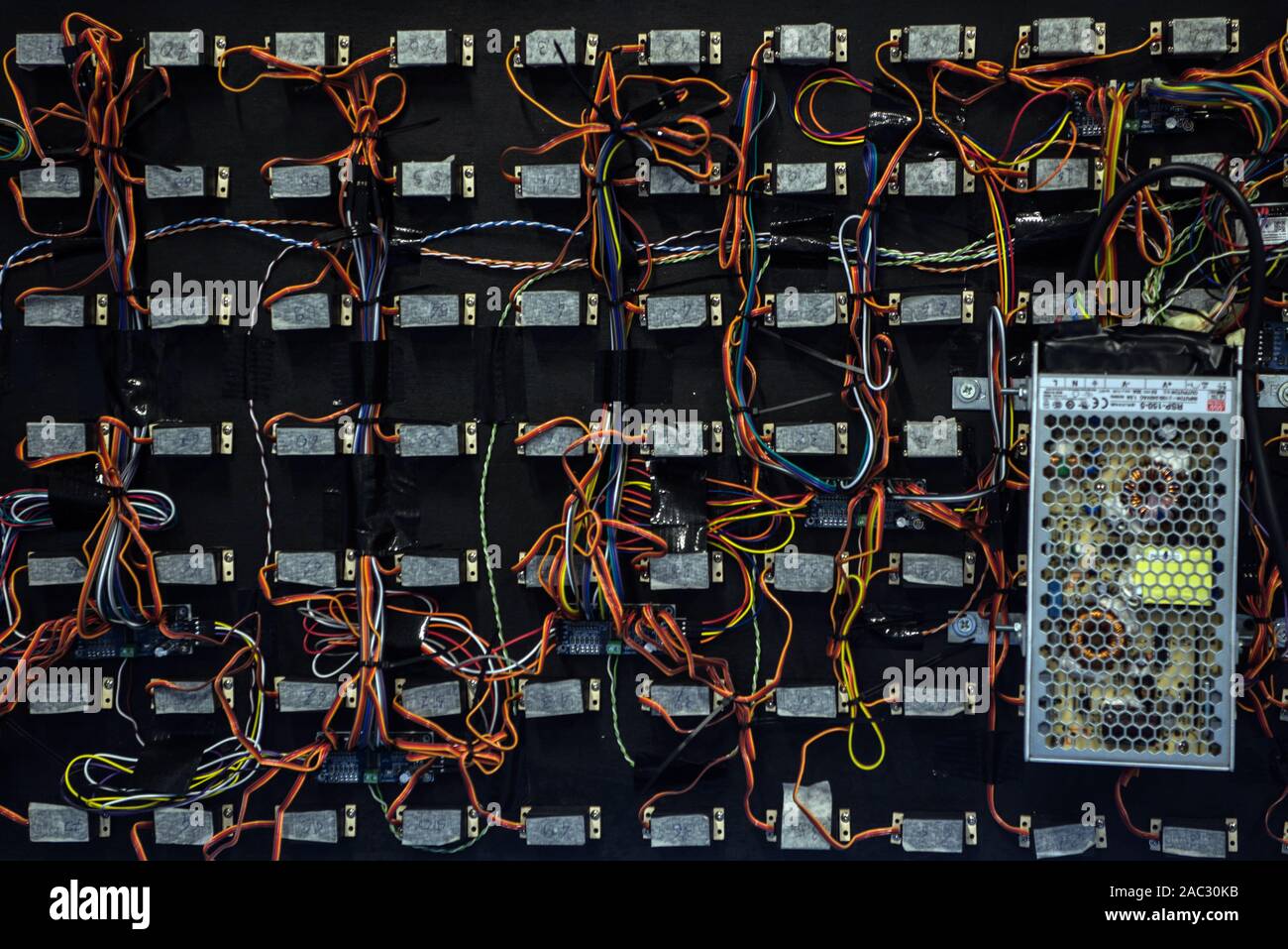 Zurück Blick auf einen Bereich, Elektronik Kabel links für die Automatisierung. Indexlab, Digital Design und Herstellung Labor, Politecnico di Milano, Lecco Stockfoto