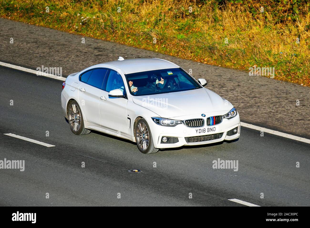 2018 weißen BMW 420i Gran Coupé M Sport A; Großbritannien Verkehr, Transport, moderne Fahrzeuge, Limousinen, Fahrzeuge, Fahrzeug, uk Straßen, Motoren, fahrende Süden - an die 3 Lane M61 Autobahn Autobahn gebunden Stockfoto