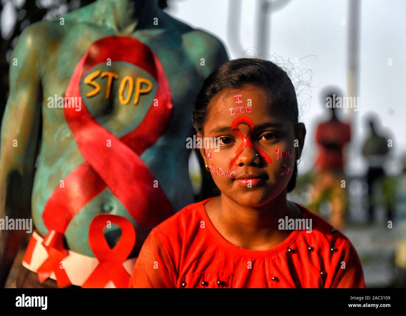 Ein junges Mädchen mit Gesicht Gemälde während des Welt-AIDS-Tag Welt-AIDS-Tag am 1. Dezember jedes Jahr seit 1988. Es ist eine Internationale Tag zur Sensibilisierung der AIDS-Pandemie durch die Ausbreitung der HIV-Infektion verursacht und Trauer, die an der Krankheit gestorben sind. Stockfoto