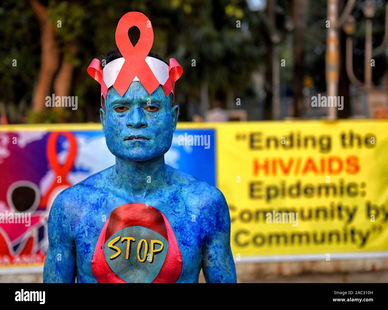 Ein Mann mit Körper Gemälde posiert für ein Foto während des Welt-AIDS-Tag Welt-AIDS-Tag am 1. Dezember jedes Jahr seit 1988. Es ist eine Internationale Tag zur Sensibilisierung der AIDS-Pandemie durch die Ausbreitung der HIV-Infektion verursacht und Trauer, die an der Krankheit gestorben sind. Stockfoto