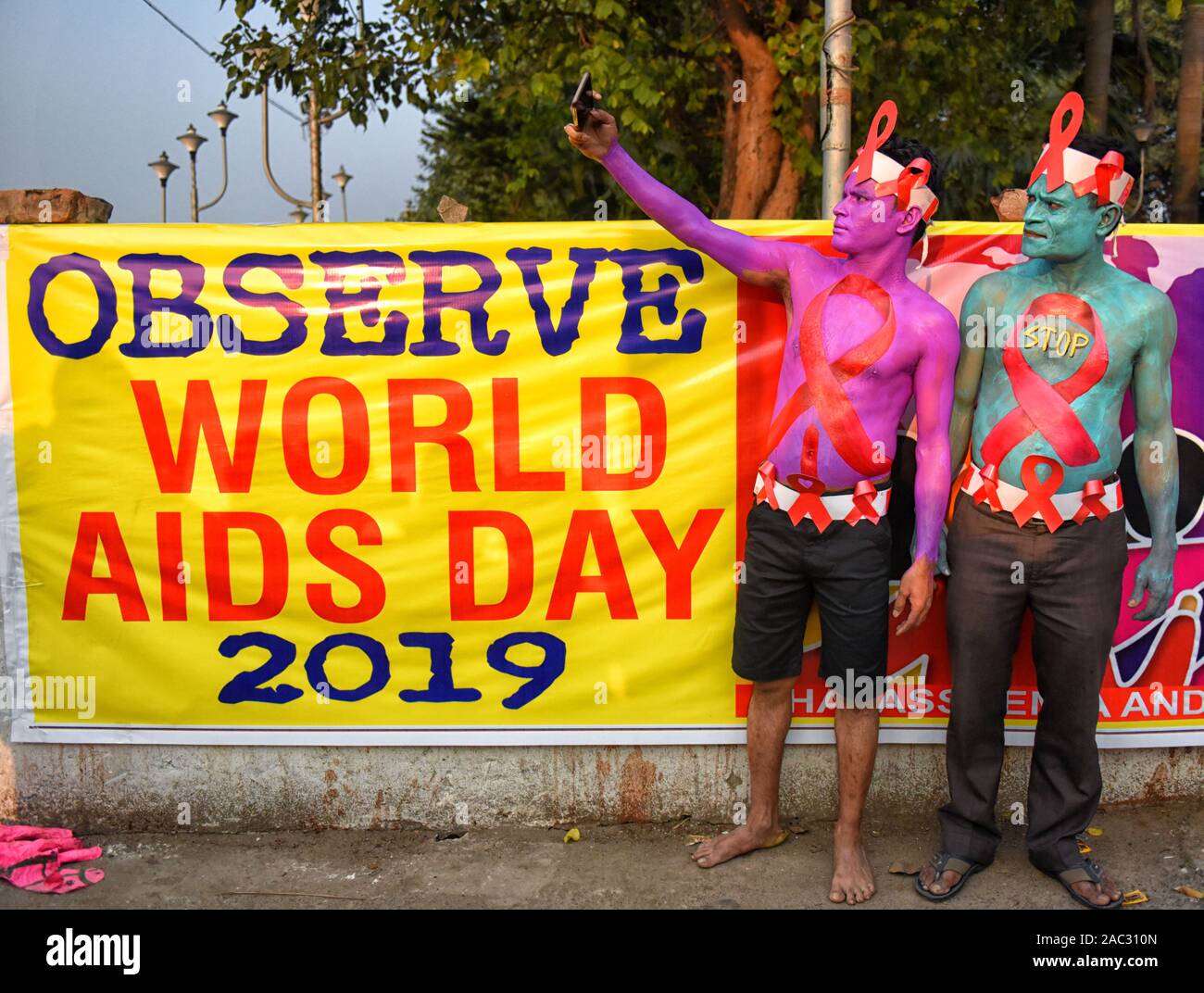 Männer mit Körper Gemälde nehmen ein selfie während des Welt-AIDS-Tag Welt-AIDS-Tag am 1. Dezember bezeichnete jedes Jahr seit 1988. Es ist eine Internationale Tag zur Sensibilisierung der AIDS-Pandemie durch die Ausbreitung der HIV-Infektion verursacht und Trauer, die an der Krankheit gestorben sind. Stockfoto