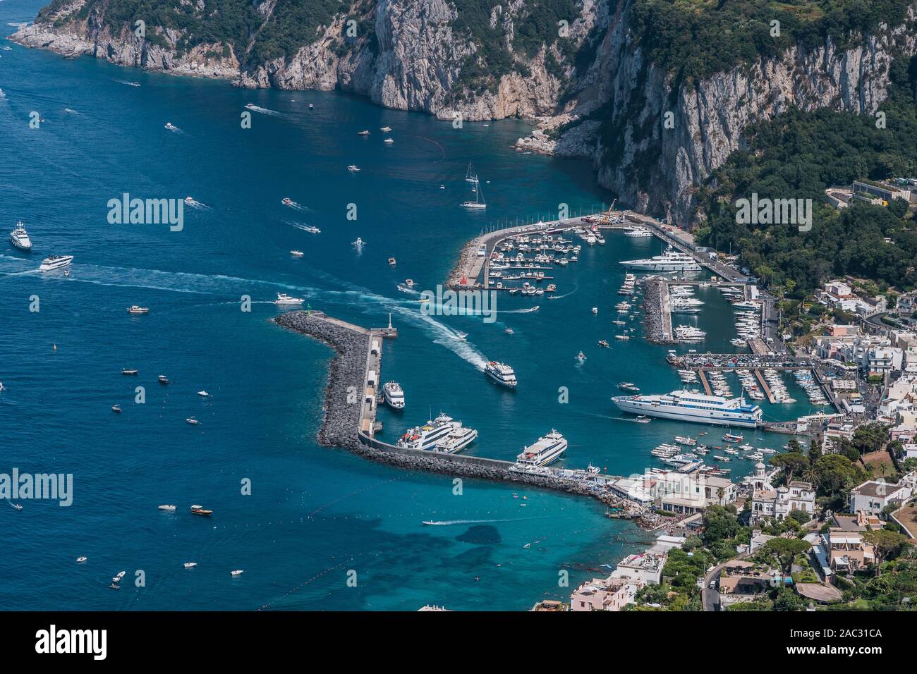 Norden Capri Hafen Marina Grande mit luxuriösen Yachten Aussicht von der Villa San Michele in Anacapri Stockfoto