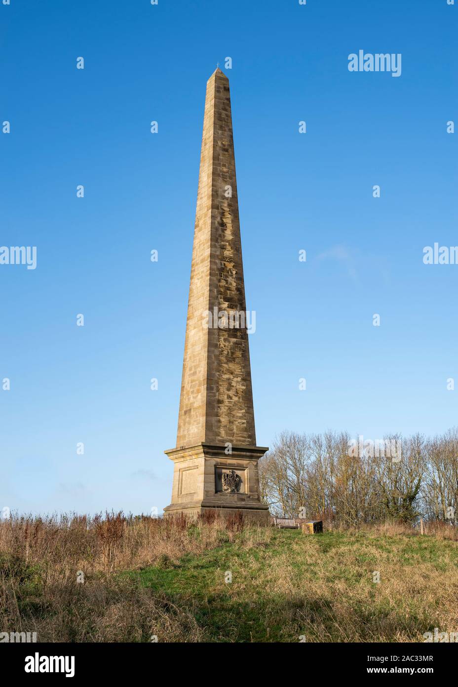 Die welcombe Hügel Obelisk/Denkmal gegen einen klaren blauen Himmel, Stratford-upon-Avon. Stockfoto