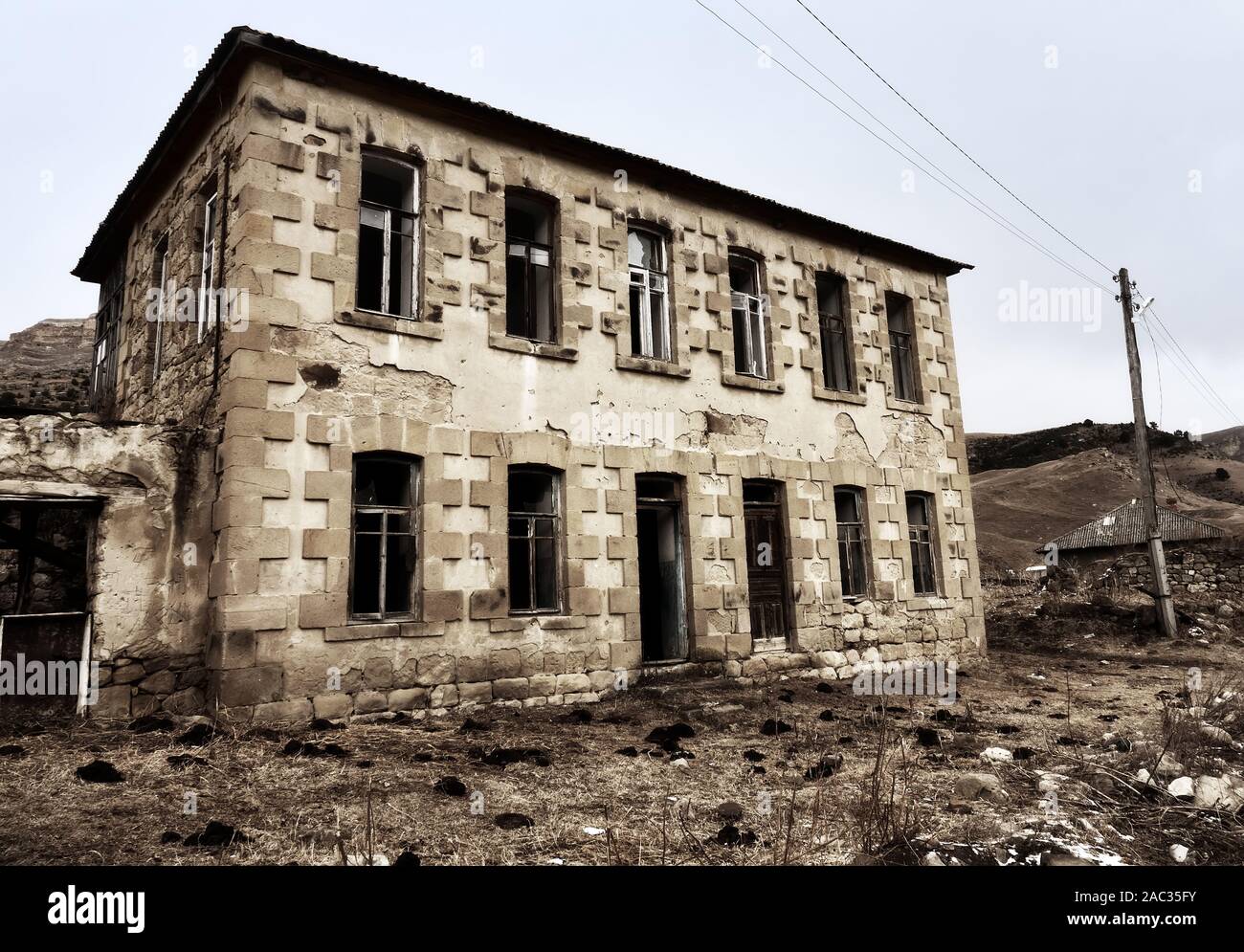 Verlassenes Haus mit Stuck Architrave im Kaukasus mauntais wie ein Zerbröckelnden alten Sache Stockfoto