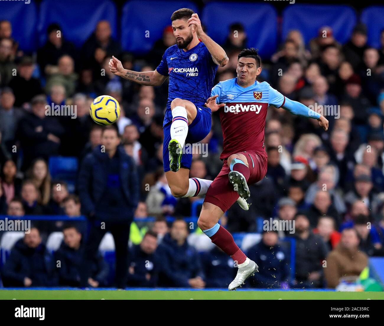 Chelseas Olivier Giroud (links) und West Ham United Fabian Balbuena (rechts) während der Premier League Match an der Stamford Bridge, London. Stockfoto