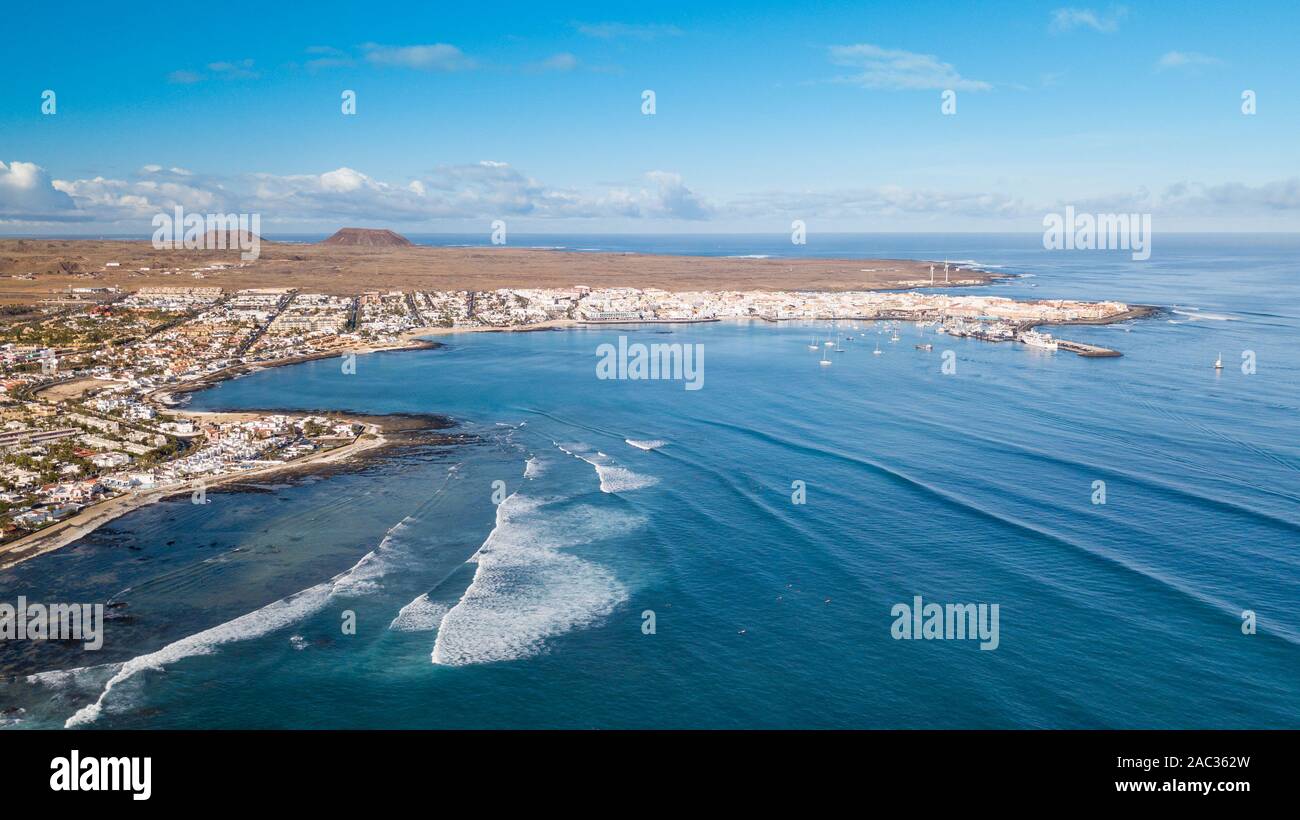 Luftaufnahme von Wellen in der Bucht von Corralejo, Fuerteventura Stockfoto