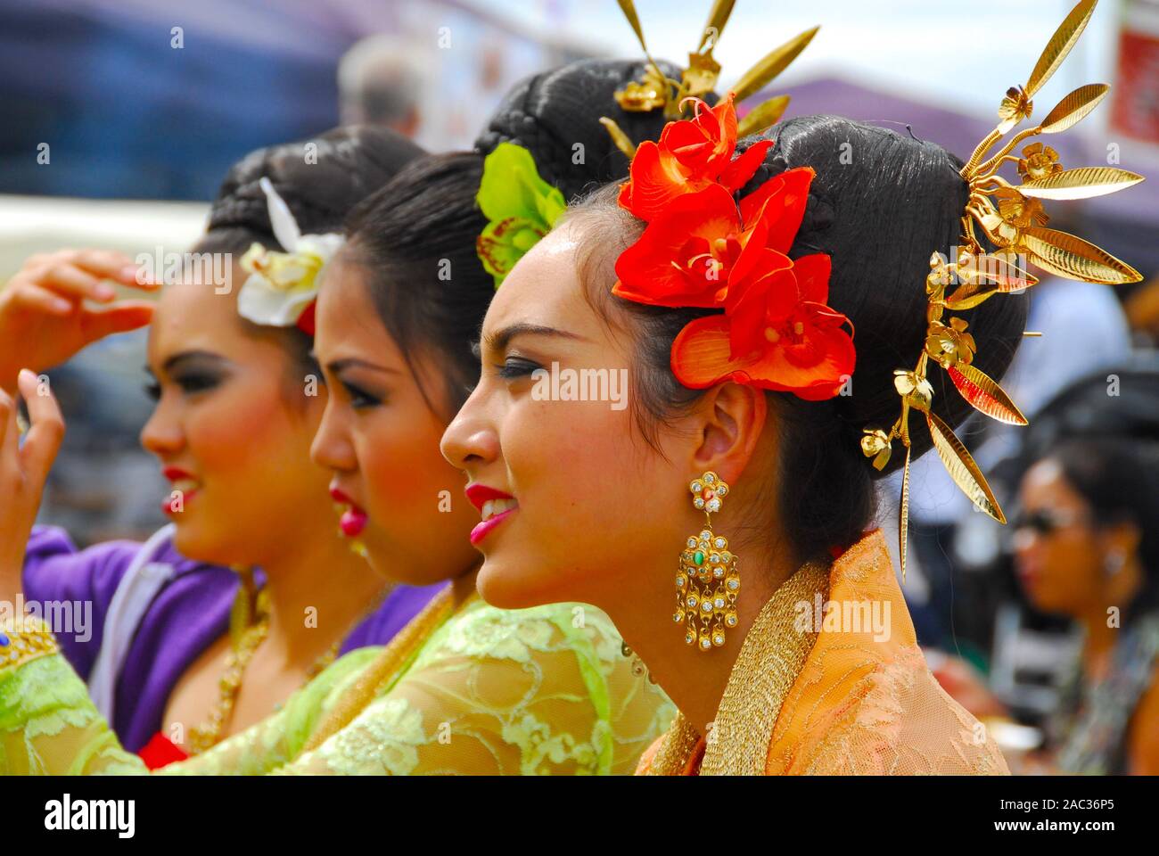 Thai Tänzer bereiten für ihre Leistung. Stockfoto