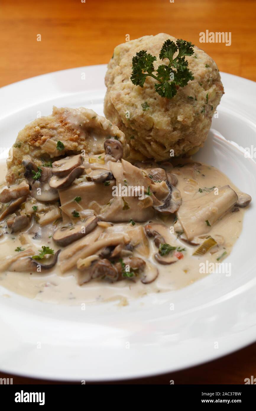 Hausgemachte Semmelknödel mit pilzragout Stockfoto