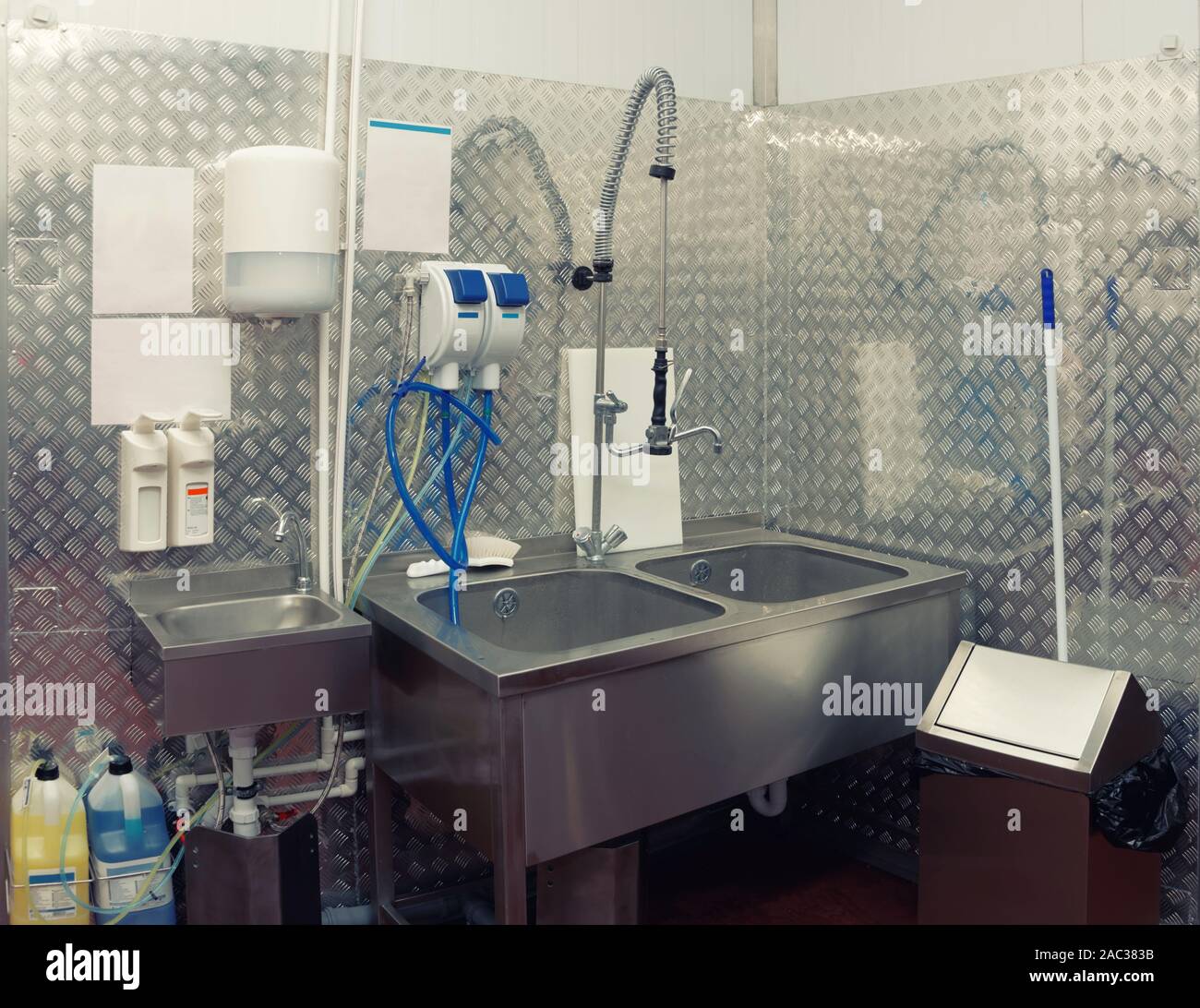 Moderne Geschirrspülmaschinen Zimmer im Lebensmittel verarbeitenden Betrieb, getönten Bild Stockfoto