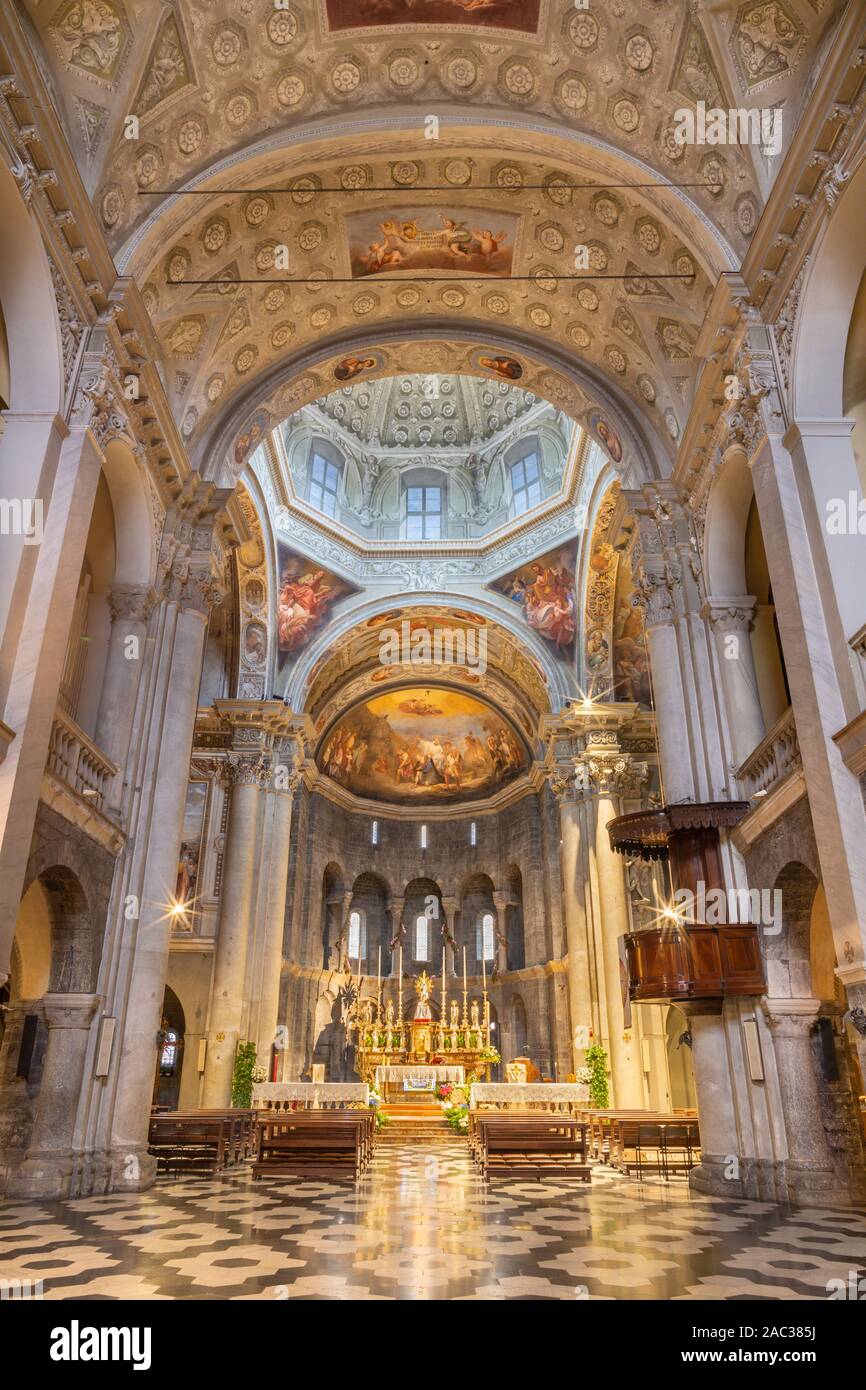 COMO, ITALIEN - 8. Mai 2015: Das kirchenschiff der barocken Kirche Basilica di San Fedele. Stockfoto