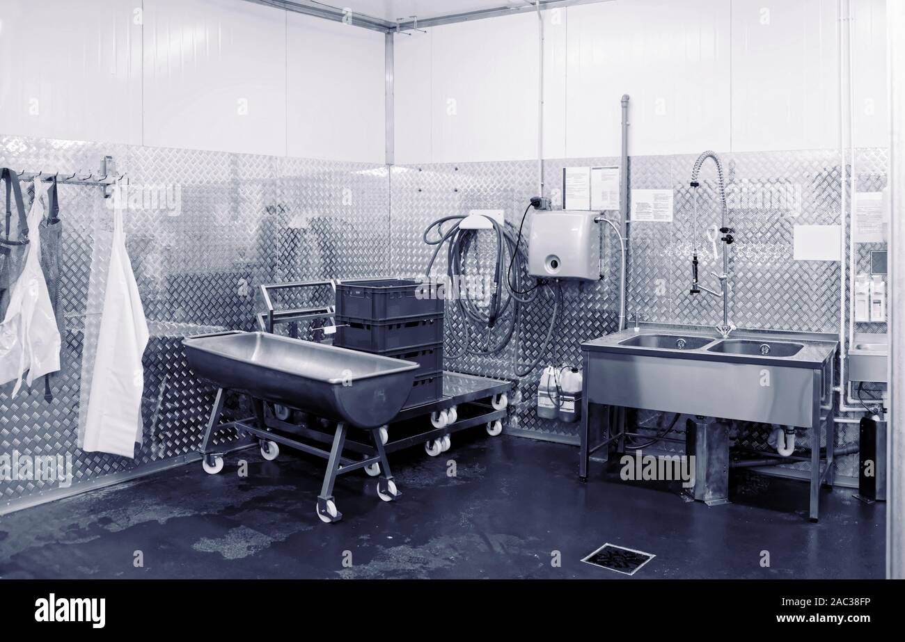 Moderne Geschirrspülmaschinen Zimmer im Lebensmittel verarbeitenden Betrieb, getönten Bild Stockfoto