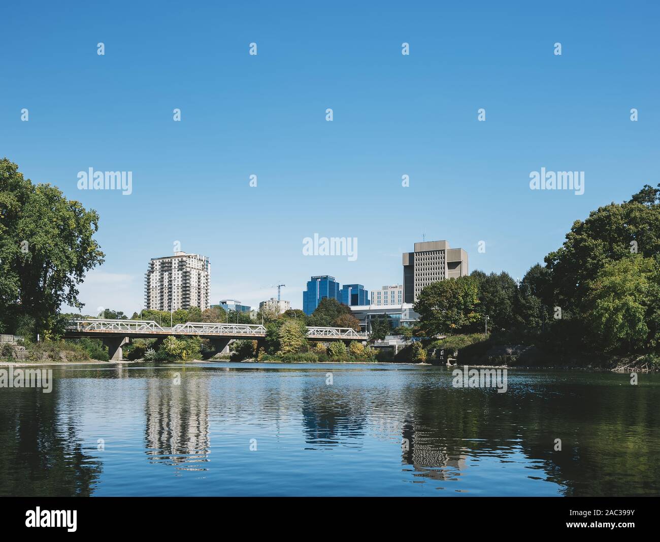 Blick über die Thames River an der Entwicklung der Innenstadt von London, Ontario Skyline Stockfoto