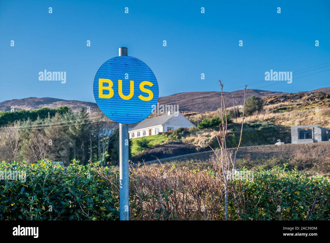 TEELIN, County Donegal/IRLAND - 29. NOVEMBER 2019: Zeichen, das erklärt, wo der Bus hält an Sliabh Liag Distillery. Stockfoto